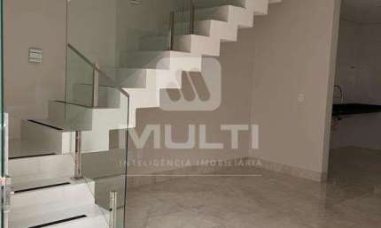 Casa com 3 quartos à venda no Grand Ville, Uberlândia  por R$ 620.000
