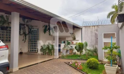 Casa com 5 quartos à venda no Santa Mônica, Uberlândia  por R$ 790.000
