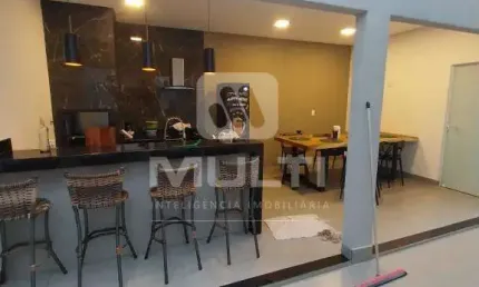 Casa com 3 quartos à venda no Jardim Europa, Uberlândia  por R$ 700.000