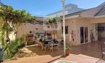 Casa com 3 quartos à venda no Tibery, Uberlândia  por R$ 1.900.000