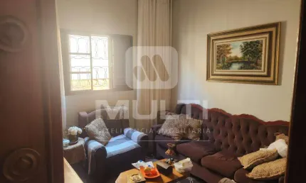 Casa com 3 quartos à venda no Santa Mônica, Uberlândia  por R$ 690.000
