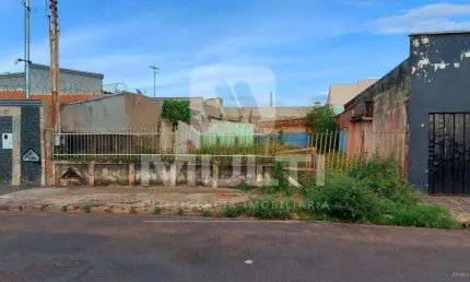 Terreno comercial à venda no Santa Mônica, Uberlândia  por R$ 230.000