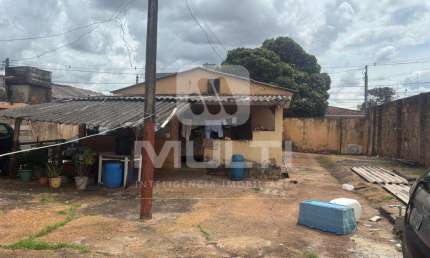 Casa com 2 quartos à venda em Saraiva, Uberlândia  por R$ 545.000