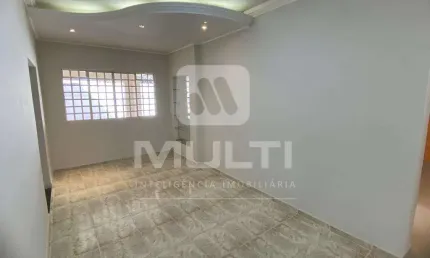 Casa com 4 quartos à venda no Brasil, Uberlândia  por R$ 900.000