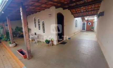 Casa com 3 quartos à venda na Cidade Jardim, Uberlândia 