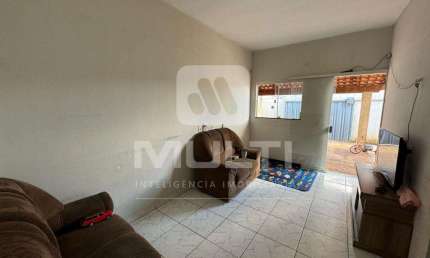 Casa com 2 quartos à venda no Jardim Europa, Uberlândia  por R$ 390.000