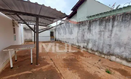 Casa com 3 quartos à venda no Planalto, Uberlândia  por R$ 400.000