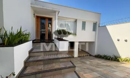 Casa com 3 quartos à venda no Altamira, Uberlândia  por R$ 1.900.000