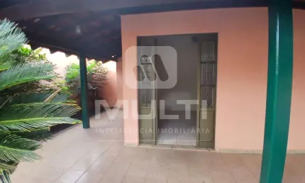 Casa com 3 quartos à venda no santa mônica, uberlândia  por r$ 750.000