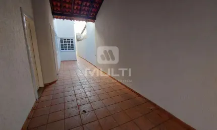 Casa com 3 quartos à venda no Custódio Pereira, Uberlândia  por R$ 650.000