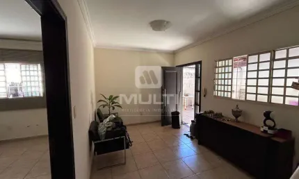 Casa com 5 quartos à venda em Carajás, Uberlândia  por R$ 600.000