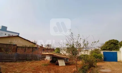 Terreno à venda no Tubalina, Uberlândia  por R$ 900.000
