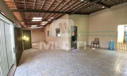 Casa com 2 quartos à venda no Jardim Holanda, Uberlândia  por R$ 300.000