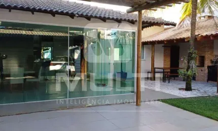 Casa com 3 quartos à venda no Santa Mônica, Uberlândia  por R$ 1.050.000