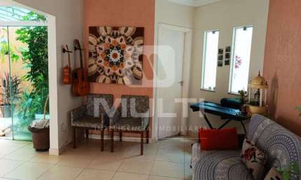 Casa com 3 quartos à venda no Umuarama, Uberlândia  por R$ 800.000