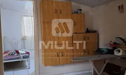 Casa com 5 quartos à venda no Brasil, Uberlândia  por R$ 500.000