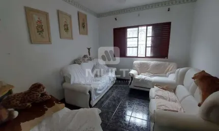 Casa com 5 quartos à venda no Martins, Uberlândia  por R$ 800.000