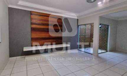 Casa com 3 quartos à venda na Cidade Jardim, Uberlândia  por R$ 700.000