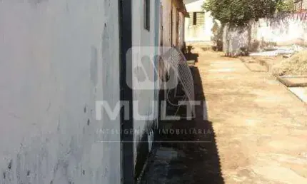 Casa com 5 quartos à venda no Osvaldo Rezende, Uberlândia  por R$ 450.000