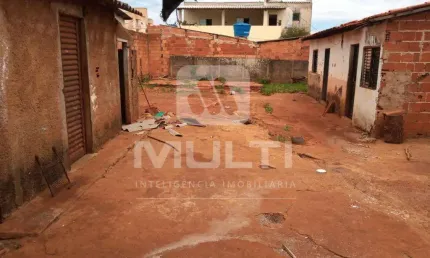 Terreno comercial à venda no Santa Mônica, Uberlândia  por R$ 400.000