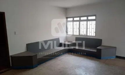 Casa com 3 quartos à venda na Nossa Senhora Aparecida, Uberlândia  por R$ 700.000