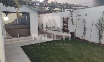 Casa com 3 quartos à venda no Jardim Europa, Uberlândia  por R$ 480.000