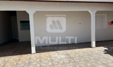 Casa com 3 quartos à venda no Custódio Pereira, Uberlândia  por R$ 600.000