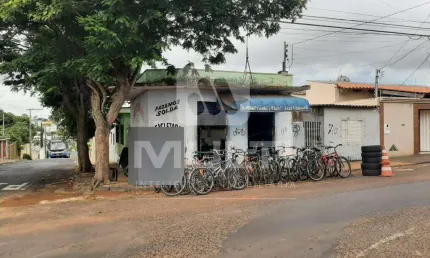 Casa com 8 quartos à venda no Martins, Uberlândia  por R$ 400.000