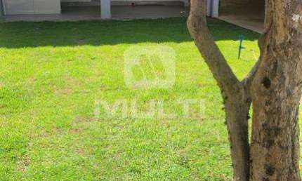 Casa com 4 quartos à venda no Santa Mônica, Uberlândia  por R$ 900.000