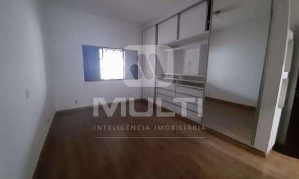 Casa com 3 quartos à venda no Umuarama, Uberlândia  por R$ 850.000