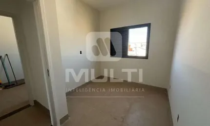 Casa com 3 quartos à venda em São Jorge, Uberlândia  por R$ 525.000