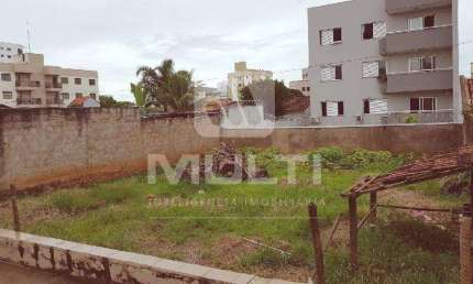 Terreno à venda em Saraiva, Uberlândia  por R$ 470.000