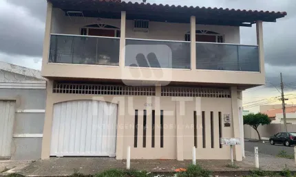Casa com 4 quartos para alugar no Brasil, Uberlândia 