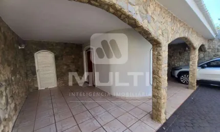 Casa com 3 quartos para alugar no Santa Rosa, Uberlândia  por R$ 3.900