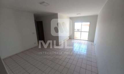 Apartamento com 3 quartos para alugar no Copacabana, Uberlândia  por R$ 1.700