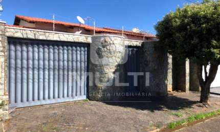 Casa com 3 quartos para alugar no Nova Uberlândia, Uberlândia  por R$ 2.600