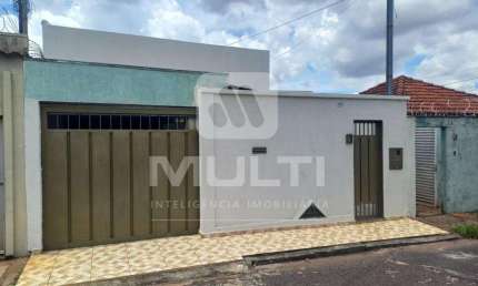 Casa com 3 quartos para alugar no Fundinho, Uberlândia  por R$ 1.750
