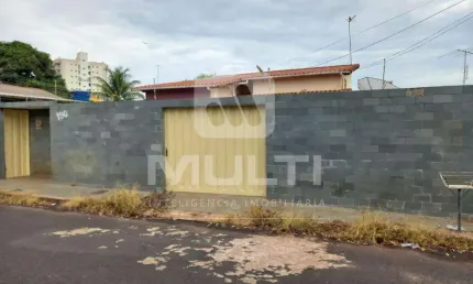 Casa com 3 quartos para alugar no Jardim Finotti, Uberlândia  por R$ 5.000