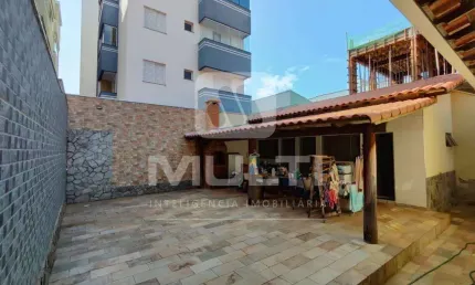 Casa com 5 quartos à venda no Santa Mônica, Uberlândia 
