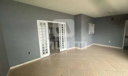 Casa com 3 quartos à venda no Cazeca, Uberlândia  por R$ 690.000