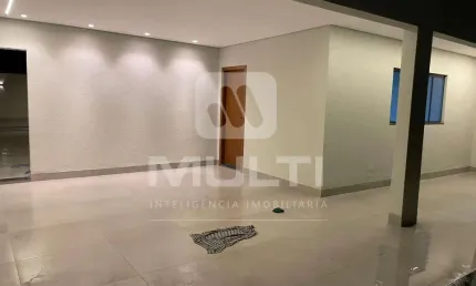 Casa com 3 quartos à venda na Cidade Jardim, Uberlândia  por R$ 870.000
