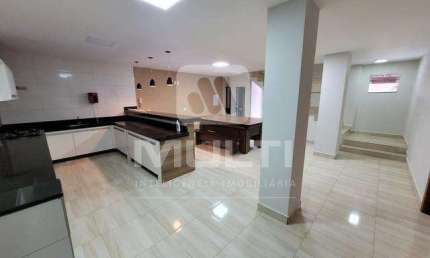 Casa com 3 quartos à venda no Jardim Europa, Uberlândia  por R$ 1.100.000
