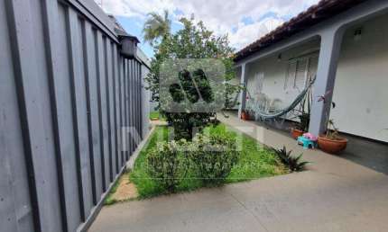 Casa com 3 quartos para alugar na Cidade Jardim, Uberlândia  por R$ 2.900