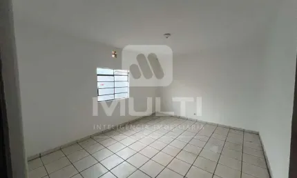 Casa com 2 quartos para alugar no Osvaldo Rezende, Uberlândia  por R$ 950