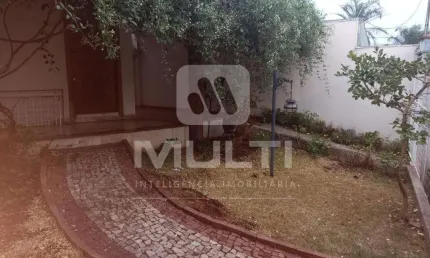 Casa com 3 quartos para alugar no Centro, Uberlândia  por R$ 3.800