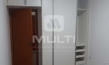 Casa em condomínio fechado com 3 quartos para alugar no Tubalina, Uberlândia  por R$ 3.250