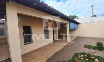 Casa com 3 quartos para alugar no Umuarama, Uberlândia  por R$ 3.500