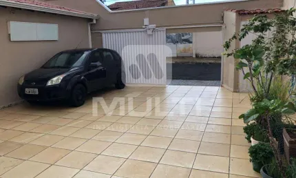 Casa com 3 quartos para alugar na Cidade Jardim, Uberlândia  por R$ 3.200