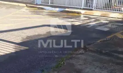 Apartamento com 2 quartos para alugar no Jardim Europa, Uberlândia  por R$ 1.300