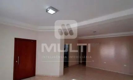 Casa em condomínio fechado com 3 quartos para alugar no Santa Mônica, Uberlândia  por R$ 5.000